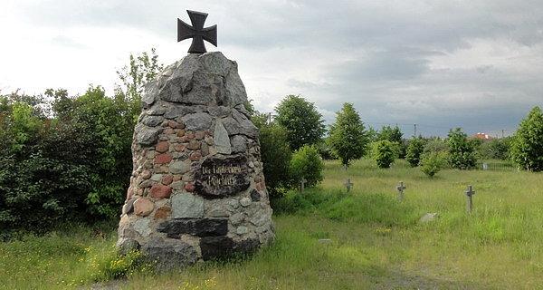 Pomnik z granitowych głazów