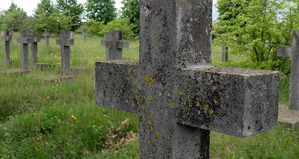 W miejscu zachowanych śladów mogił postawiono symboliczne krzyże