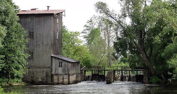 Stary drewniany młyn wodny z 1923 roku w Rudzie