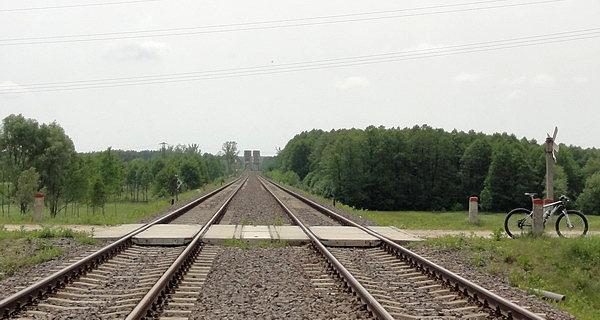 Most kolejowy we Fronołowie od strony wsi Olendry