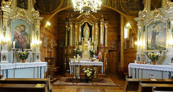 Wnętrze kościółka w Ortelu Królewskim