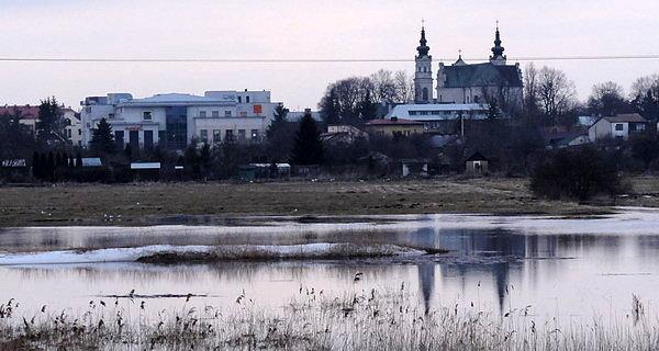 Z każdym dniem coraz cieplej, śnieg się topi, rzeka Krzna przybrała i wystąpiła z koryta