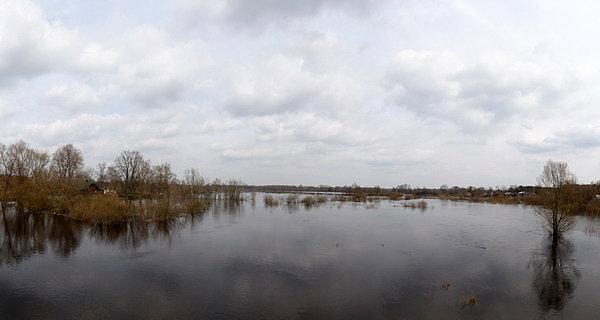 Neple. Widok z mostu na rzekę Krzna