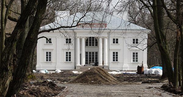 Odrestaurowywany pałac z 1830 roku w Cieleśnicy