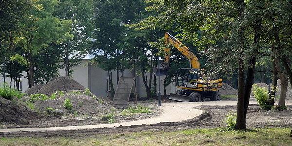 Powstają nowe chodniki i nowe oświetlenie