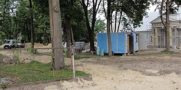 Prace odbywają się zarówno w budynku dawnego szpitala św. Karola Boromeusza jak i w jego otoczeniu