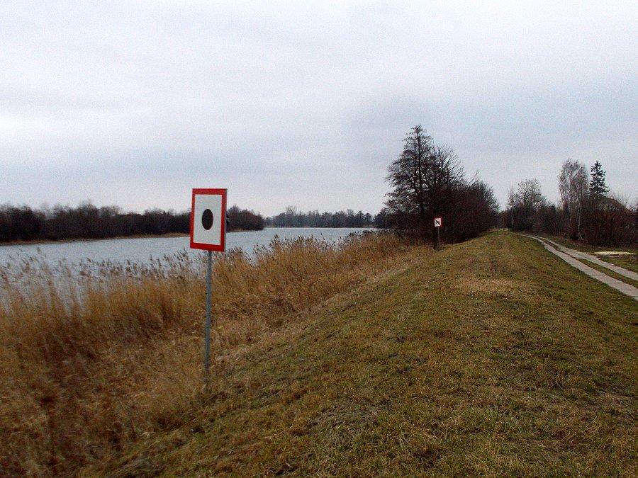 Znaki nakazu i zakazu: nakaz nadania sygnału dźwiękowego i zakaz wytwarzania fali