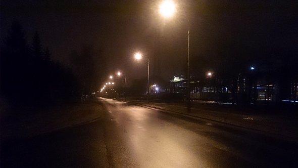 Fabryczna dzielnica Lublina nocą