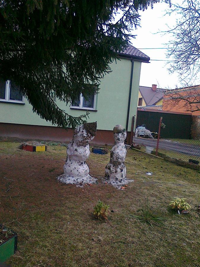 Jeden bałwan ze smutku zwiesił głowę, ale nadal trzymają się dzielnie