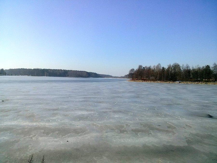 Zalew jeszcze skuty lodem