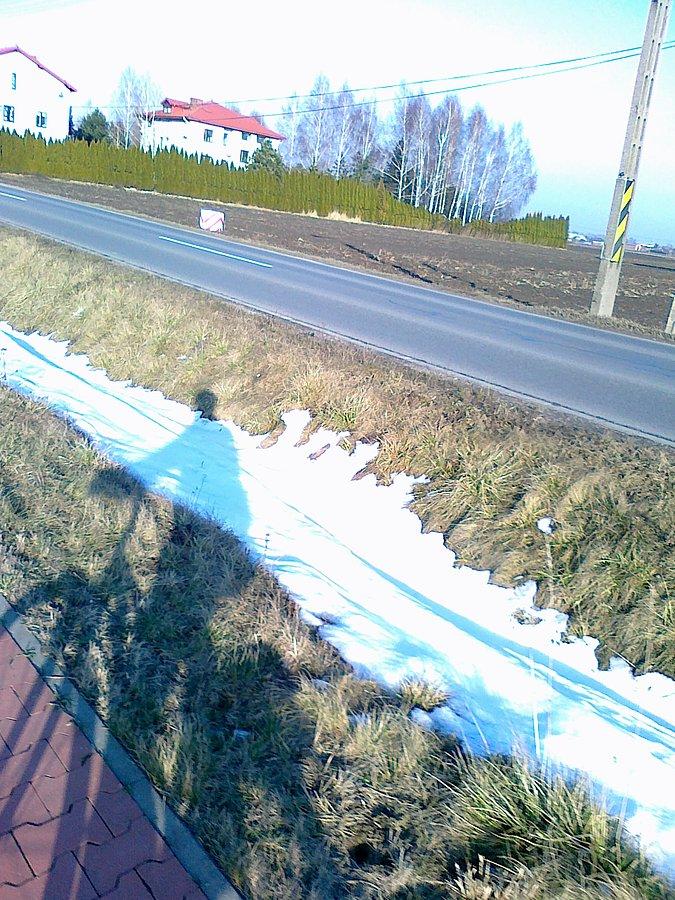 Słońce grzeje, ale w rowach jeszcze leży śnieg