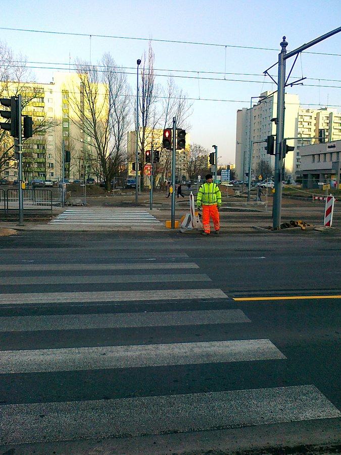Naklejenie nowych pasów na jezdni