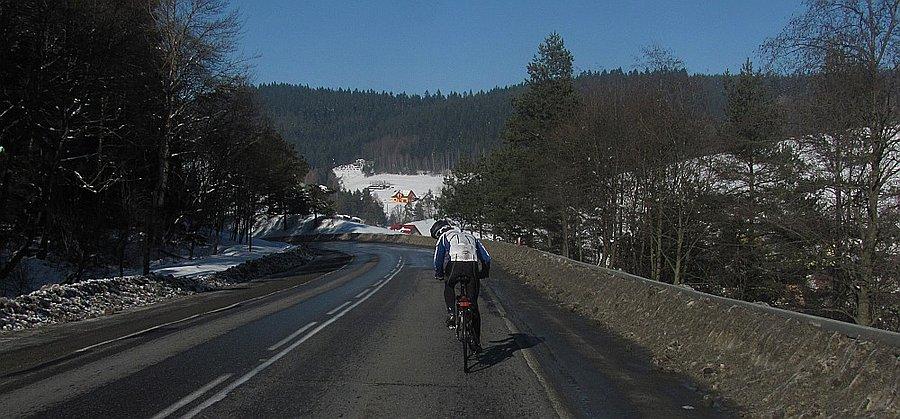 Śliski zjazd na Sącz