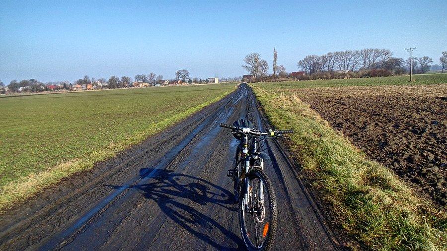 Błotnista droga z Dębicy do Wierzbna