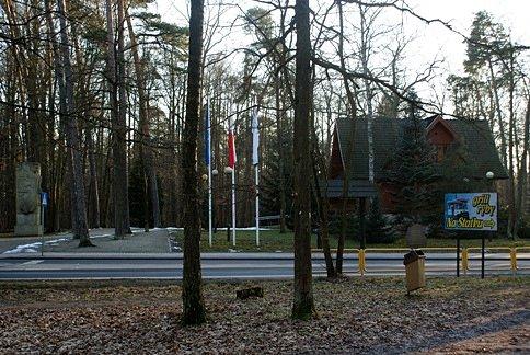 Widok na Dom Pamięci i Męczeństwa Leśników i Drzewiarzy Polskich w Spale