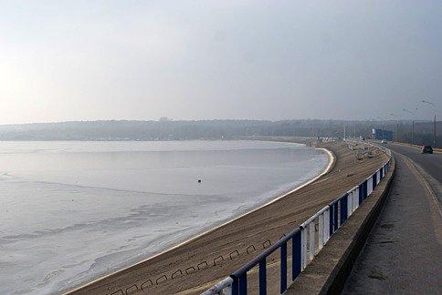 Nieco dalej, za tamą robi się ciemno od czarnych chmur, które mnie gonią