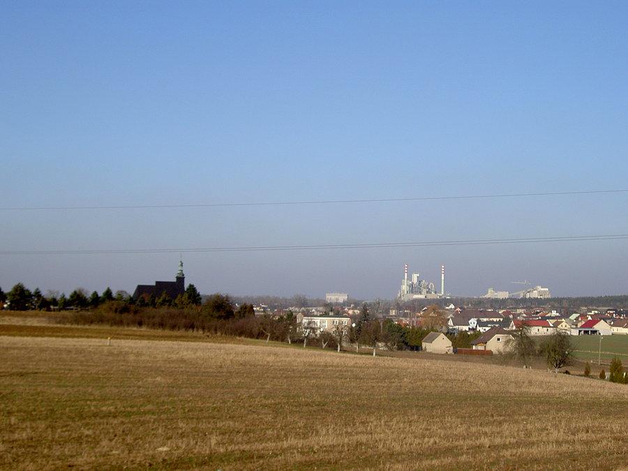 Widok z wiaduktu na A4 w stronę kościoła w Malni i cementowni górażdże