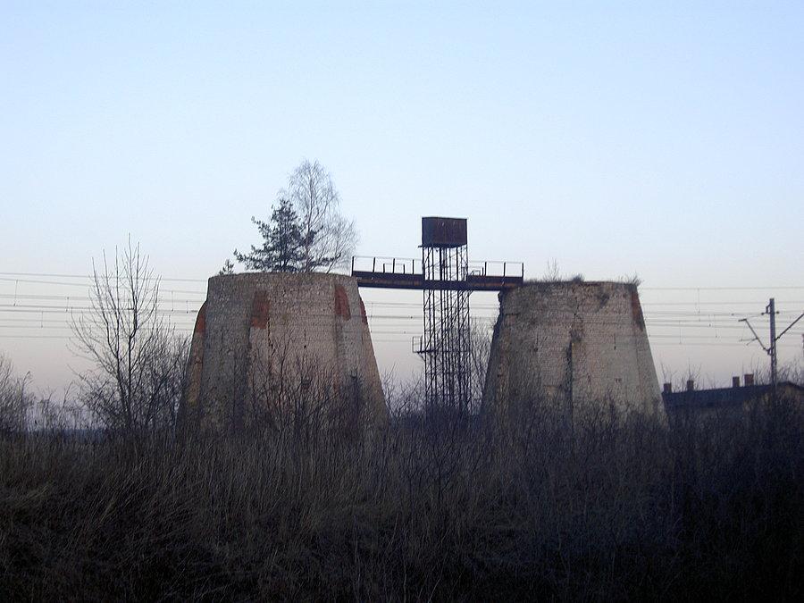 Piece wapiennicze w Gogolinie, widać tutejsi złomiarze nie zdążyli jeszcze rozebrać windy