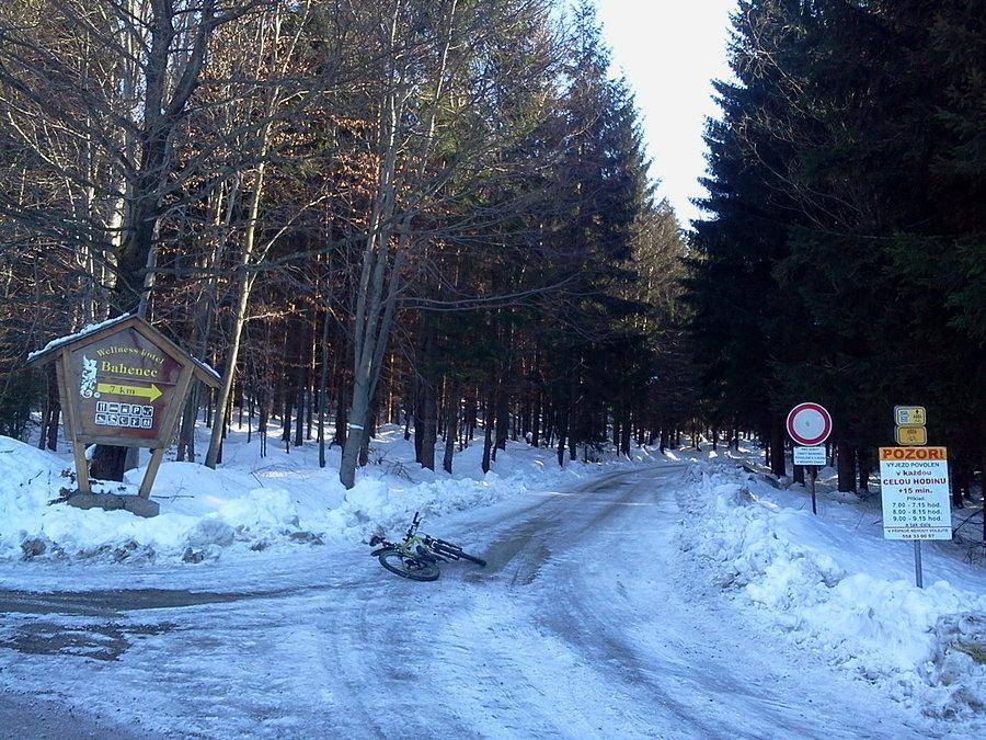 Od wjazdu do lasu snieg i lód na drodze