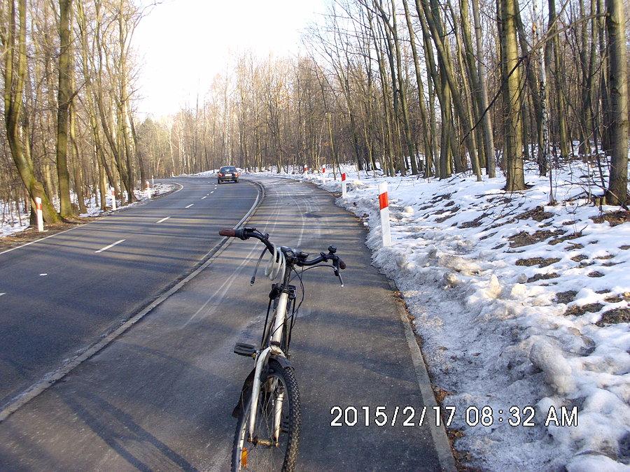 Idealnie odśnieżona droga rowerowa wzdłuż ulicy Gościnnej na granicy Chorzowa Batorego i Kokocińca