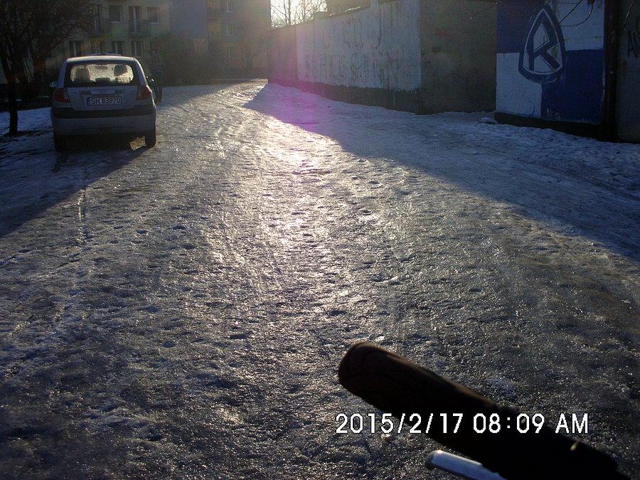 "na wysoki połysk" - oblodzone ścieżki na osiedlu w Hajdukach
