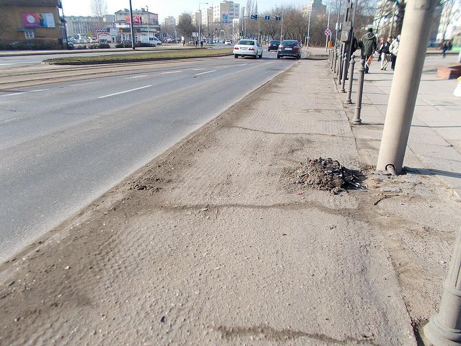 Ścieżka rowerowa z kupką śmieci i mnóstwem szkła