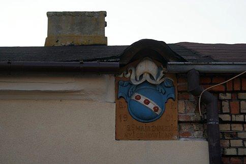 Płyta herbowa z zamku wolborskiego wmurowana została do jednego z budynków na ul. Modrzewskiego