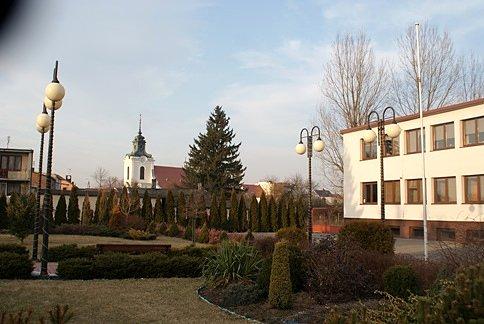 Na placu przed Ośrodkiem Kultury