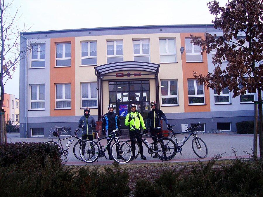 Przed szkołą nr 3