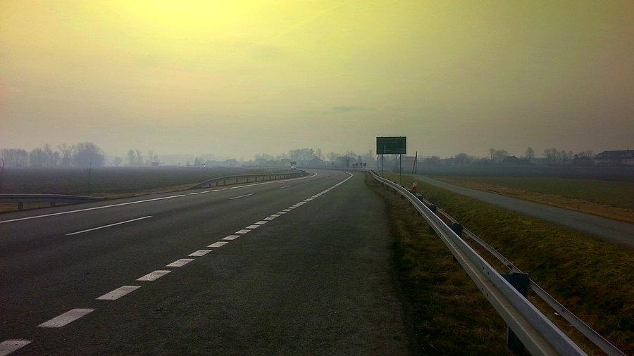 Przede mną Chałupki. Mglisto dzisiaj