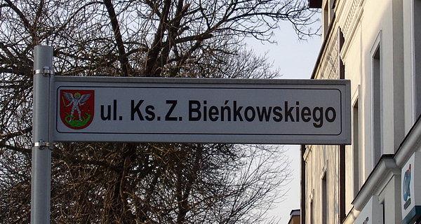 Od poniedziałku ta część ulicy Przechodniej nosi imię bialskiego księdza kanonika Zbigniewa Bieńkowskiego