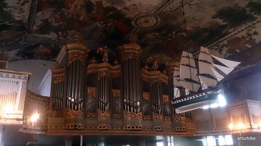 Okręt na tle organów_Stegna