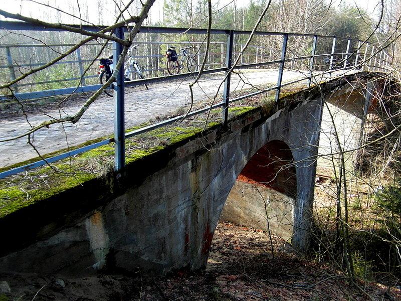 Most drogowy nad torami kolejowymi