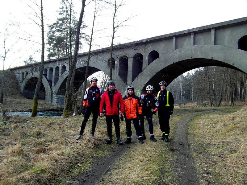 Nieczynny most kolejowy nad rzeką Wda - i nasza sobotnia ekipa