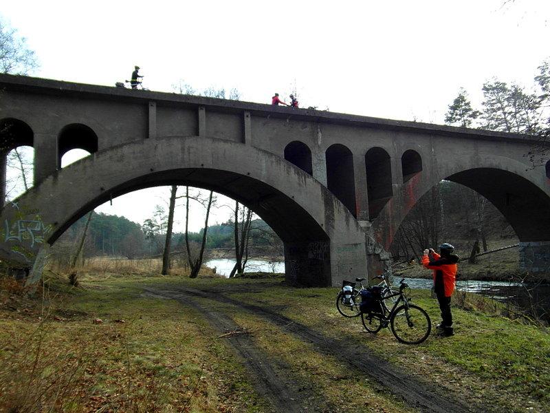 Nieczynny most kolejowy nad rzeką Wda