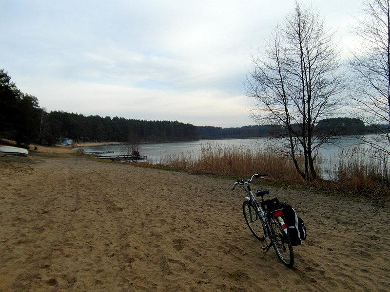 Uśpione jezioro w Ocyplu
