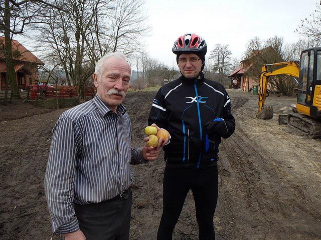 Z właścicielem gospodarstwa "agro" p. Czesławem Kwiatkowskim i jego naturalnymi jabłkami;)
