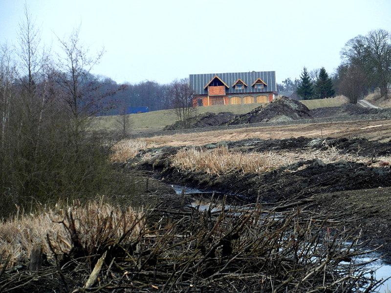Widok po częściowo spuszczonej wodzie rozlewiska w Szczerbięcinie
