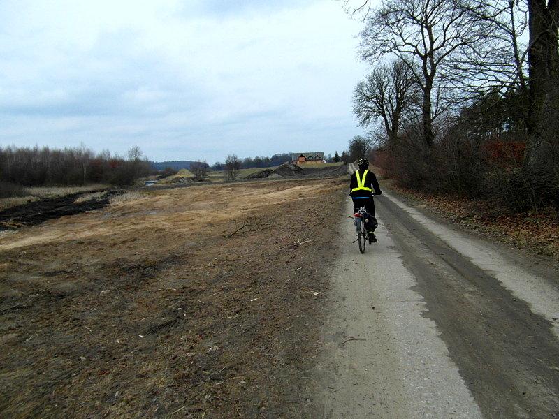 Widok po częściowo spuszczonej wodzie rozlewiska w Szczerbięcinie