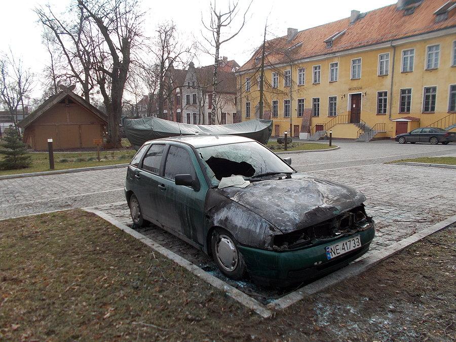 Nadpalone auto na terenie muzeum