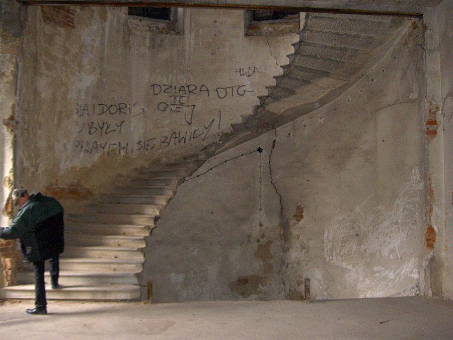Kręcone schody, kutą balustradę ukradli złomiarze