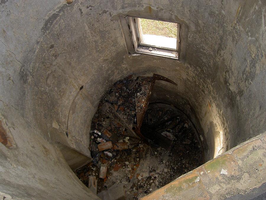 Kręcone metalowe schody w jednej z wież, częściowo rozkradzione przez złomiarzy