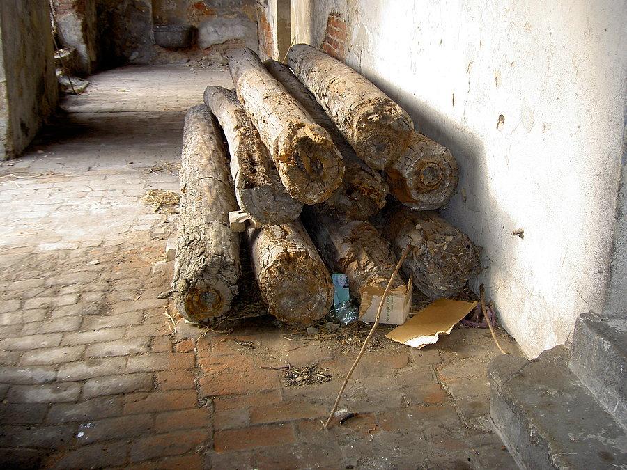 Drewniane rury z XVI w. wykopane pod czas remontu rynku w Głogówku