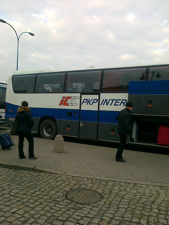 Komunikacja zastępcza doi Warszawy, pociągi nadal nie jeżdżą