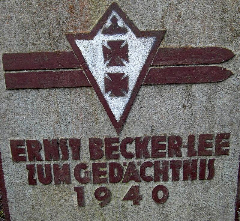 Pomnik niemieckiego skoczka narciarskiego w Dolinie Radości