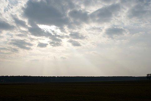 Nad Lubocheńskim lasem nieco przebłyskuje