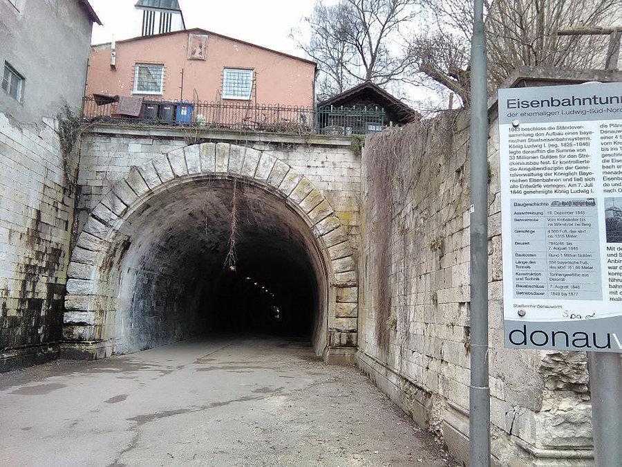 Długi tunel w środku Donauwörth, pozostałość po szlaku kolejowym