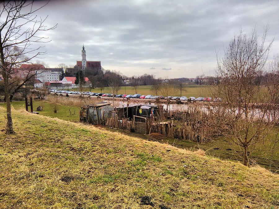 Na ścieżce nad rzeczką Wörnitz, ładnie i pięknie, ale rudera na pierwszym planie jakoś nie pasuje do reszty :)
