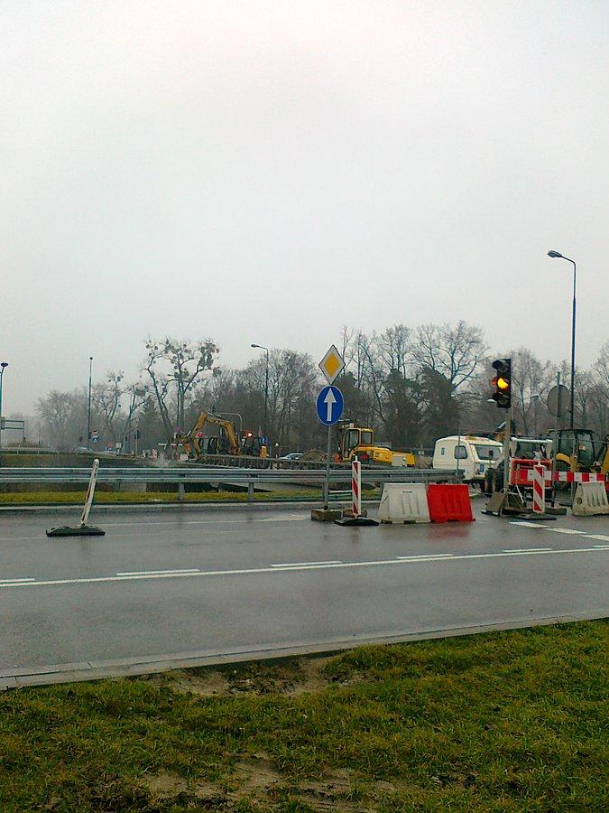 Rozbierają wiadukt nad AK przy Maczka