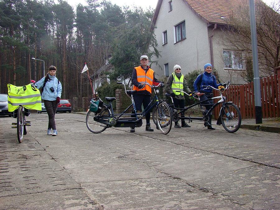 Rowerowy Dzień Kobiet 2015 Szczecin - ekipa NNT : od lewej Natalia , Andrzej , dwie Renaty
